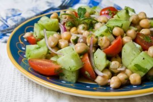 Vier heerlijke recepten om een salade van kikkererwten te maken