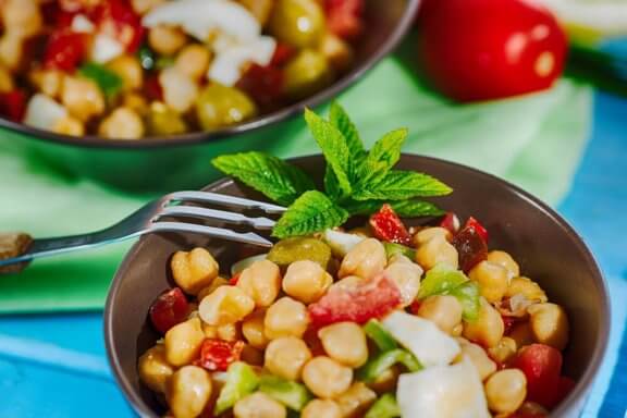 vork in een schaaltje met salade
