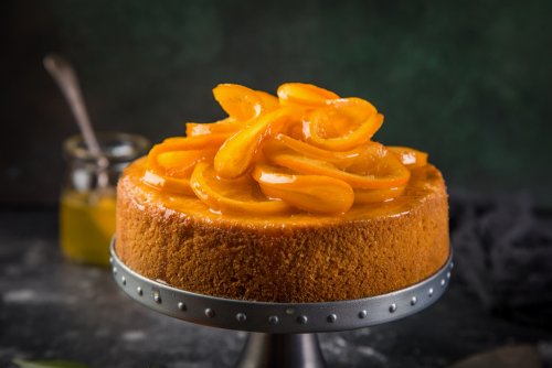 Sinaasappeltaart op een taarthouder