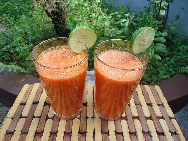 twee glazen met een oranje smoothie