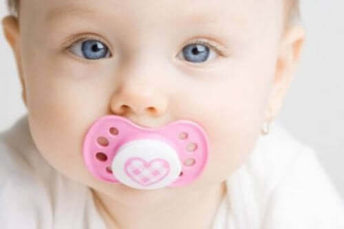 Een baby met een speen in de mond