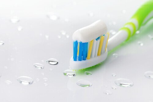 groene tandenborstel met tandpasta