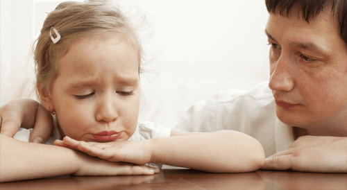 vader praat met verdrietige dochter