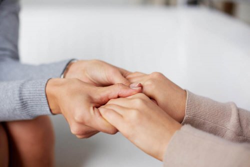 ouder en kind houden handen vast