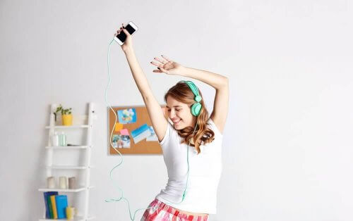 Vrouw die beweegt met muziek