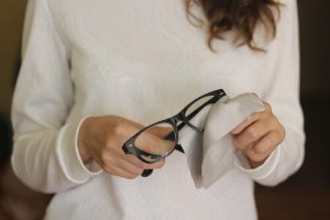 6 trucs voor het verwijderen van krassen op een bril