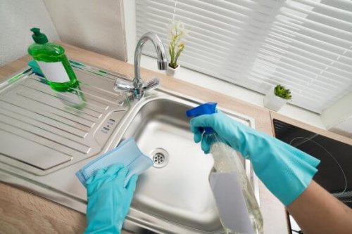 Zes manieren om thuis je wasbak te desinfecteren