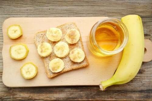 Een recept voor bananenbrood met honing en kaneel