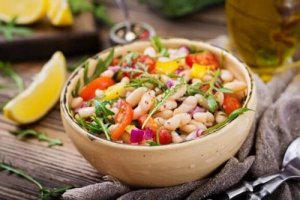 Twee verschillende manieren om bonensalade te maken