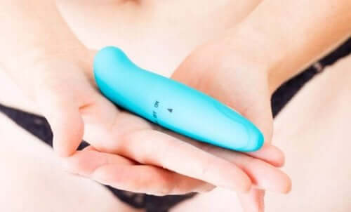 Een vrouw houdt een vibrator in haar handen