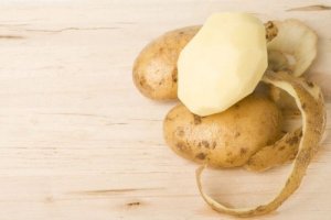 Vier remedies van aardappelschillen om te proberen