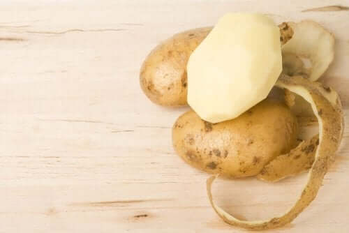 Vier remedies van aardappelschillen om te proberen