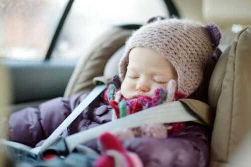Slapende baby in een autozitje