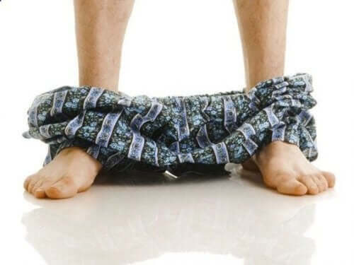 Man met onderbroek rond de enkels