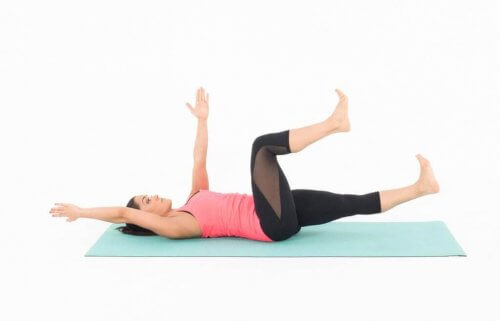 Buikspieroefeningen kun je gewoon thuis doen