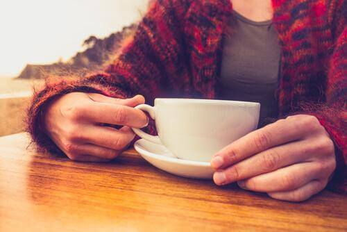 De voordelen van het minderen van koffie