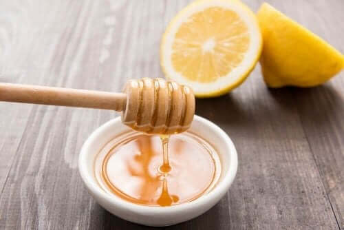 Dranken tegen keelpijn met honing en citroen