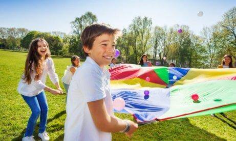 Kinderen spelen in het park