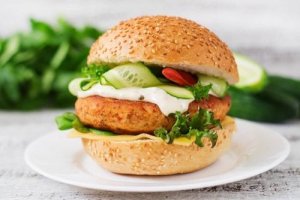 Probeer deze kipburger met veel eiwitten eens!