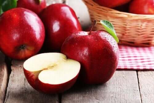 Rode appels op een tafel