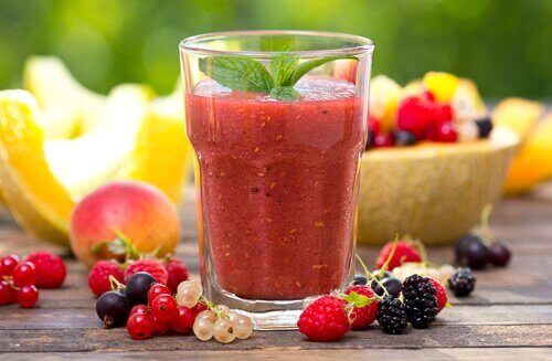 Sap van rood fruit in een glas