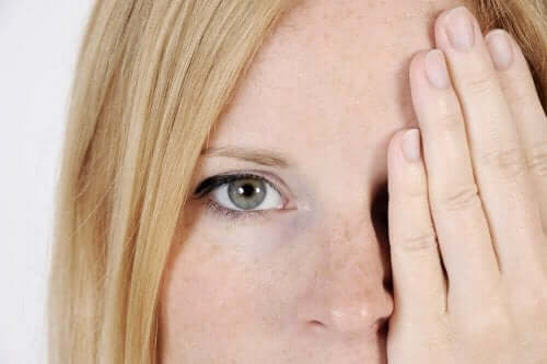 Vijf oorzaken van donkere vlekken in het gezicht