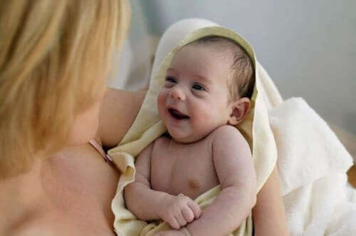 Baby die lacht naar zijn moeder