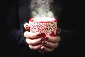 Vijf warme en koude dranken tegen keelpijn