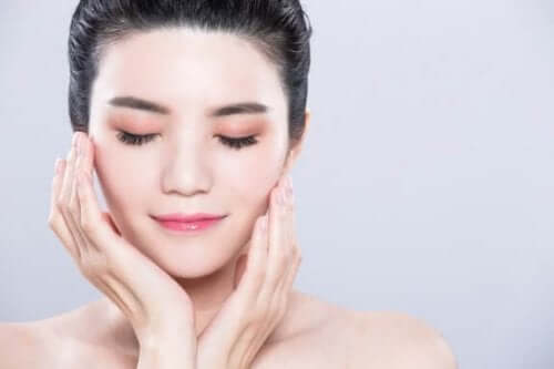 Vrouw met lange overvloedige wimpers