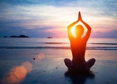 Yoga op het strand tegen reflux