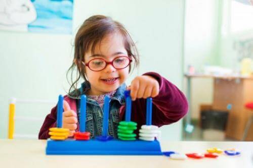 kindje is aan het spelen