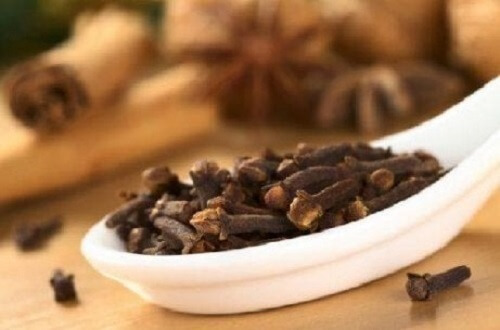 Een luchtverfrisser met azijn en kruidnagel