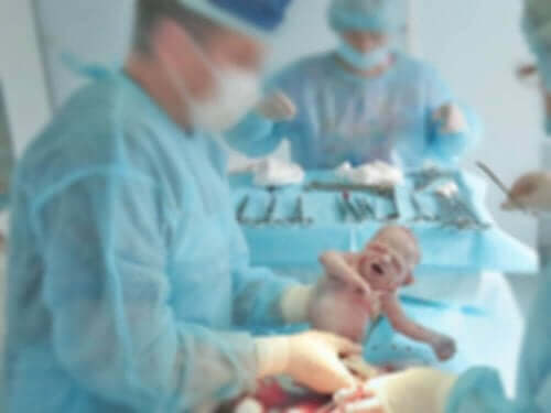 Dokters en pasgeboren baby