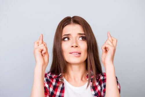 Het kruisen van de vingers als gelukssymbool