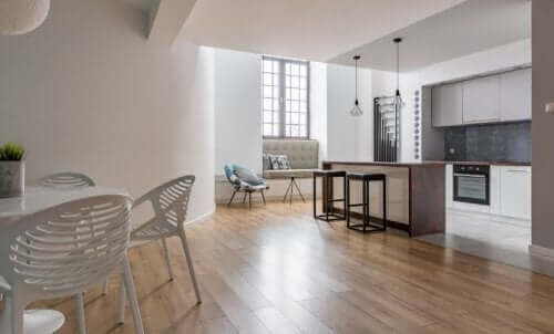 Glanzende vloeren om een ruimte lichter te laten lijken