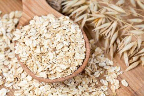 houten lepel met haver