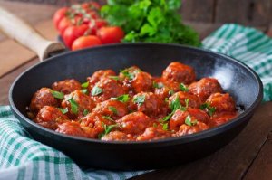 Havermoutgehaktballen met kaas en tomatensaus