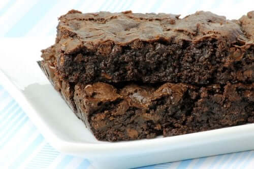 Een stuk brownie op een bord