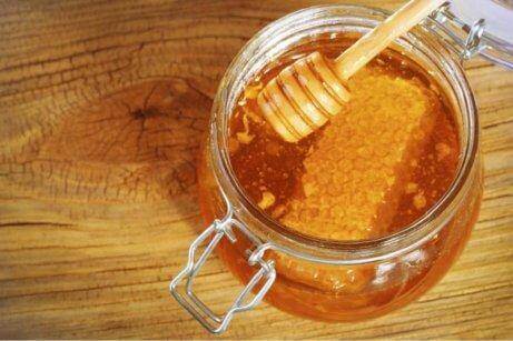 Honing helpt bij een geïrriteerde keel