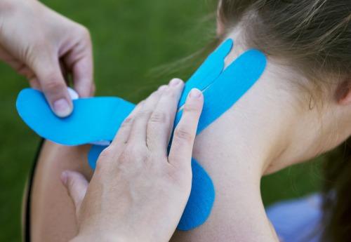 Er worden verschillende kleuren tape gebruikt bij kinesiotaping