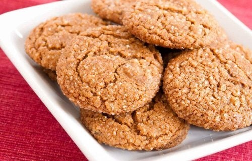 Een bord kokosamandelkoekjes