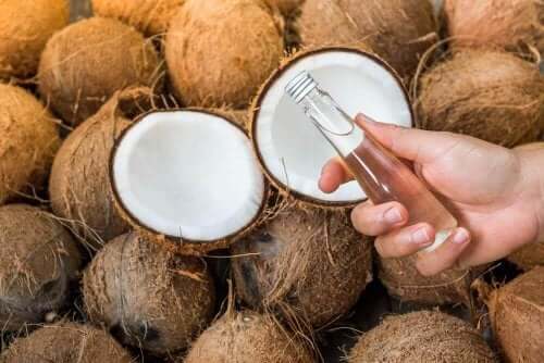kokosnoten en een flesje kokosolie