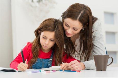 moeder en dochter maken huiswerk
