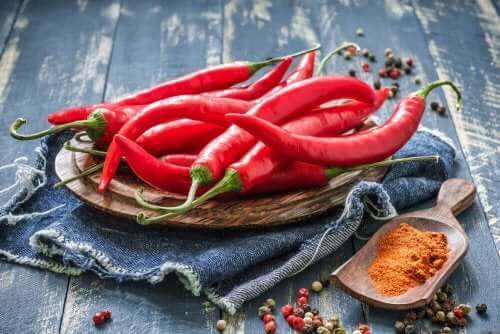 Rode peper voor een pittige tomatensaus