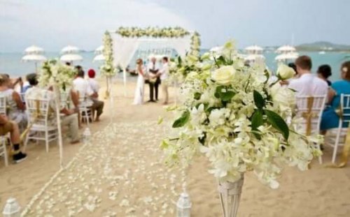 Bloemen op het strand tijdens een bruiloft