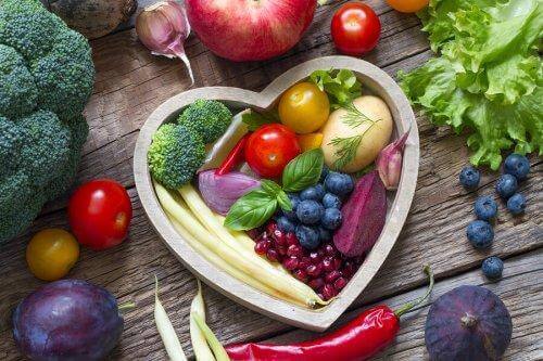 groenten in een hartvormige schaal