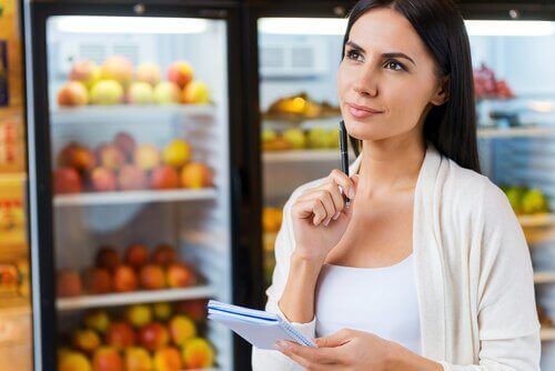 Vrouw die nadenkt over het etiket van een voedingsmiddel