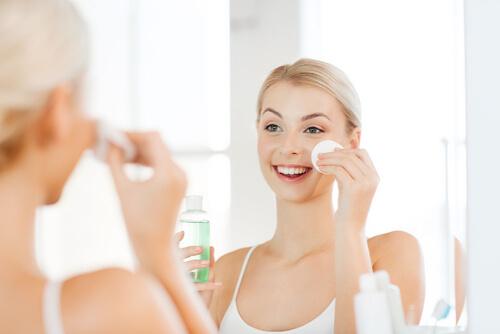 Vrouw gebruikt een toner voor haar gezicht