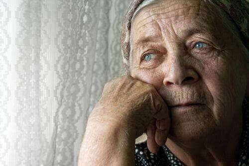 verdrietige oude vrouw