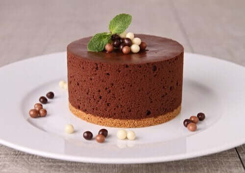 Ronde chocolademoude op een wit bord